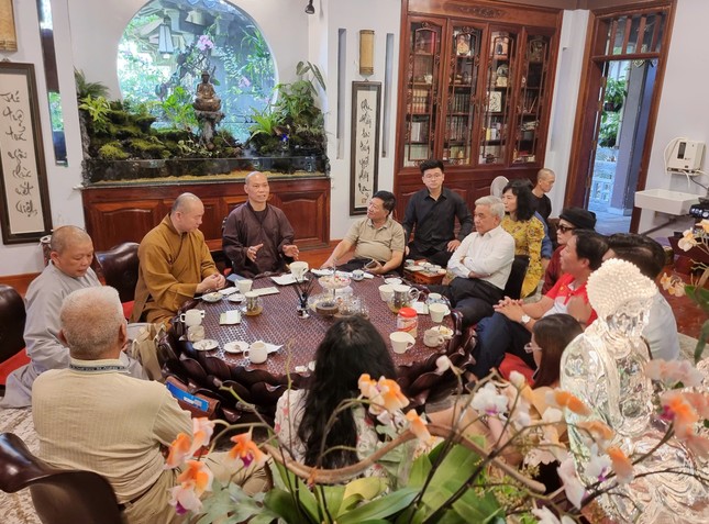 Thượng Thích Trí Chơn chủ trì phiên họp