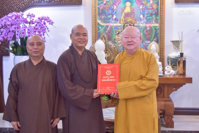 Trao quyết định thành lập Ban Hậu cần Đại lễ Vesak Liên Hiệp Quốc 2025 đến các thành viên