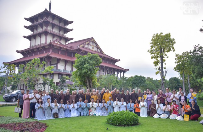 Các thành viên 6 Ban chụp hình lưu niệm