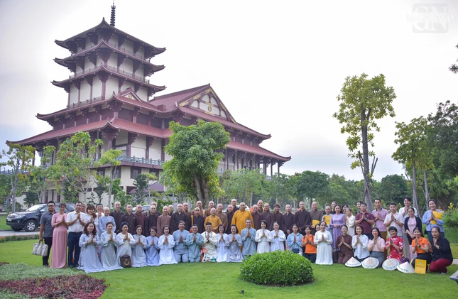 Các thành viên 6 Ban chụp hình lưu niệm