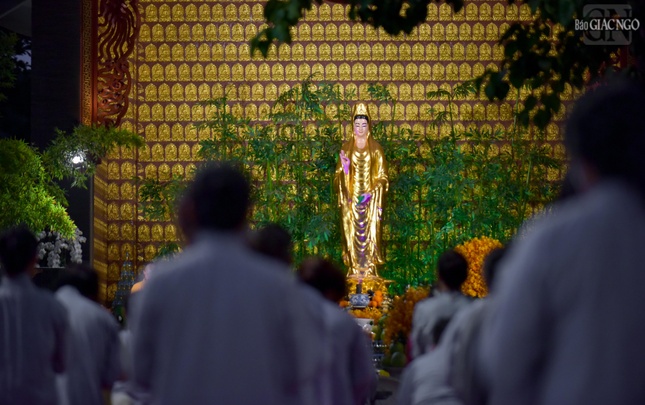 Phật tử quy ngưỡng dưới tôn tượng Bồ-tát Quán Thế Âm tại chùa Phổ Quang