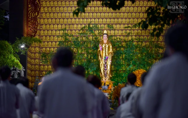 Phật tử quy ngưỡng dưới tôn tượng Bồ-tát Quán Thế Âm tại chùa Phổ Quang