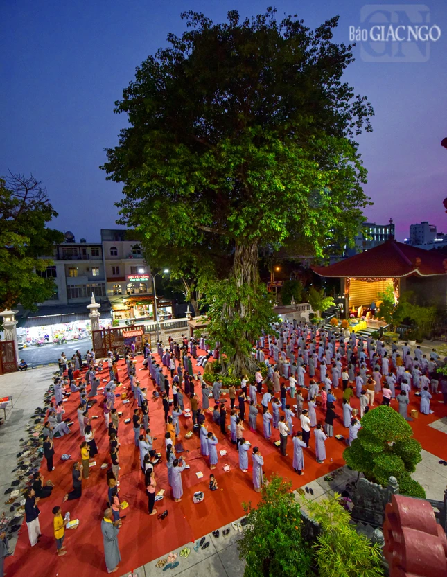 Đông đảo Phật tử thành kính lạy Ngũ bách danh trước tôn tượng Bồ-tát Quán Thế Âm trong khuôn viên chùa Phổ Quang