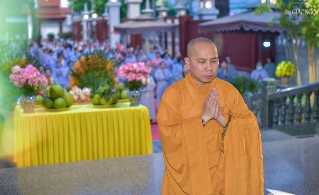 Chư Tăng chùa Phổ Quang hướng dẫn đại chúng lạy Ngũ bách danh