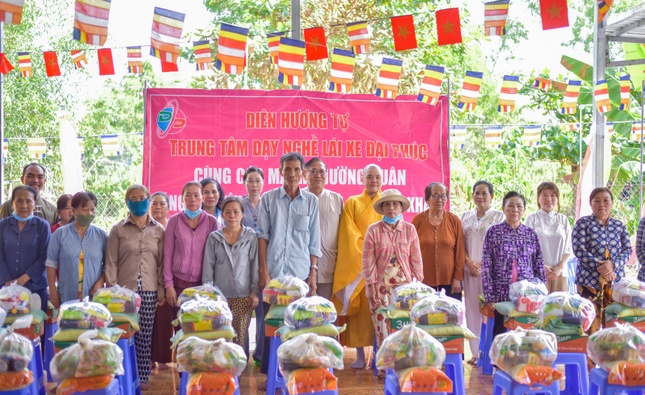 Hơn 130 phần quà được chư Tăng, Phật tử Diên Hương tự trao đến người dân trong ngày khánh đản Bồ-tát Quán Thế Âm
