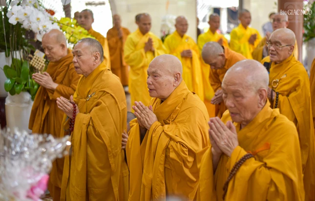 Trưởng lão Hòa thượng Thích Thiện Nhơn cùng chư tôn đức Hội đồng Chứng minh, Hội đồng Trị sự thắp hương tưởng niệm Đại lão Hòa thượng Thích Trí Tịnh tại chùa Vạn Đức chiều 26-3