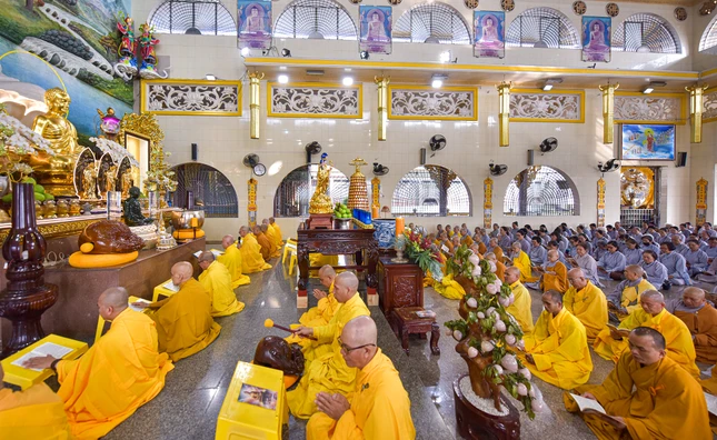 Đại chúng tụng kinh trong ngày tưởng niệm Tôn sư của mình