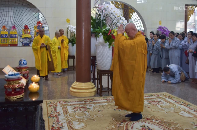 Hòa thượng Thích Lệ Trang cung kính đảnh lễ trước di ảnh Đại lão Hòa thượng Thích Trí Tịnh