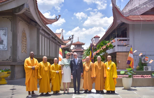 Chụp hình lưu niệm tại chùa Vĩnh Nghiêm Chụp hình lưu niệm tại chùa Vĩnh Nghiêm