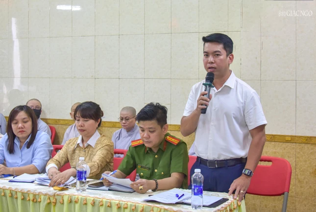 Đại diện chính quyền phát biểu đóng góp ý kiến tại buổi họp Đại diện chính quyền phát biểu đóng góp ý kiến tại buổi họp