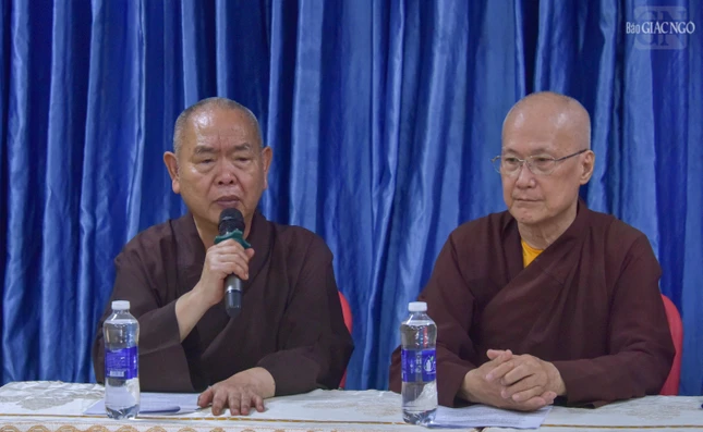 Hòa thượng Thích Huệ Công phát biểu đóng góp ý kiến Hòa thượng Thích Huệ Công phát biểu đóng góp ý kiến