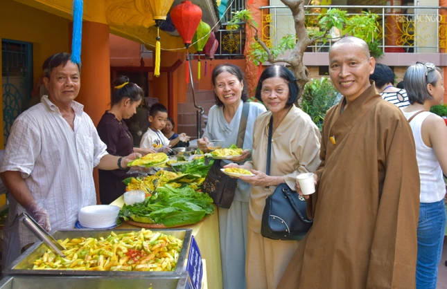 Nhiều món chay dân dã, truyền thống được Phật tử phục vụ Nhiều món chay dân dã, truyền thống được Phật tử phục vụ