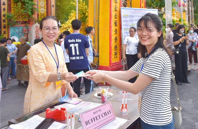 Rất nhiều bạn trẻ tham dự buffet chay Rất nhiều bạn trẻ tham dự buffet chay