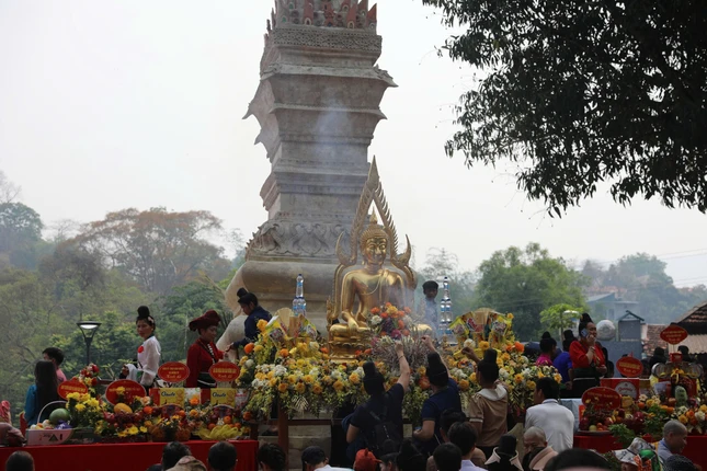 Người dân thực hiện nghi thức tâm linh tại tháp Mường Luân Người dân thực hiện nghi thức tâm linh tại tháp Mường Luân