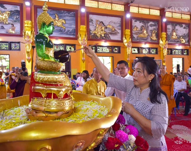 Bà Wiraka Moodhitaporn, Tổng Lãnh sự Thái Lan tại TP.HCM tham dự và thực hiện nghi thức Tắm Phật tại thiền viện Phước Sơn