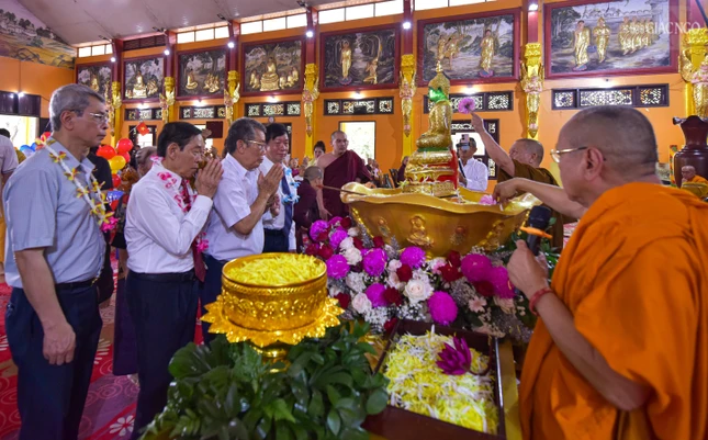 Phật tử tham dự Tắm Phật cầu bình an