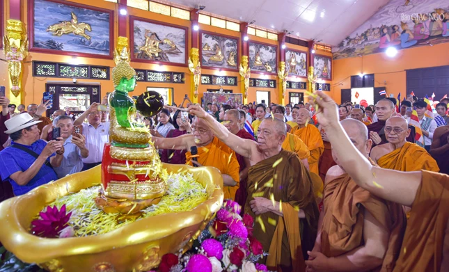 Chư Tăng thực hiện nghi thức Tắm Phật trong ngày lễ Songkran tại thiền viện Phước Sơn