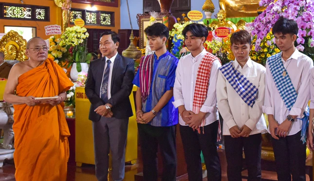 Bên cạnh các nghi thức tâm linh, hoạt động vui chơi... chư Tăng thiền viện Phước Sơn còn trao tặng học bổng đến các em sinh viên người Lào đang học tập trên địa bàn tỉnh Đồng Nai, giúp các em có thêm niềm vui trong ngày lễ Songkran