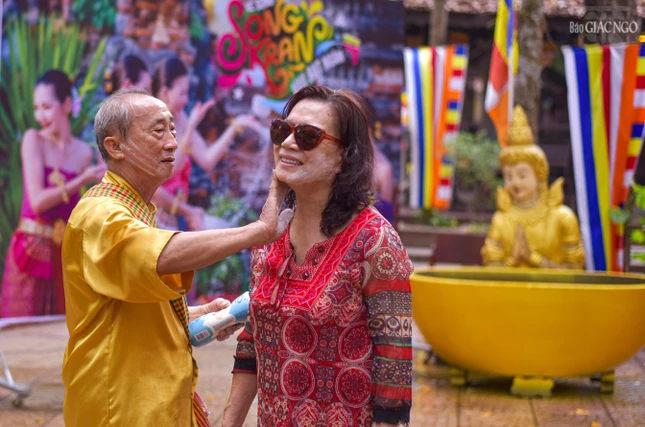 Bên cạnh việc té nước, nhiều người sử dụng các loại phấn thơm để bôi lên da của người khác để cầu chúc mọi điều may mắn sẽ đến với họ