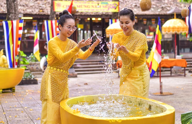 Té nước là một hành động quan trọng trong dịp Songkran, tượng trưng cho sự thanh tẩy, tôn kính và may mắn