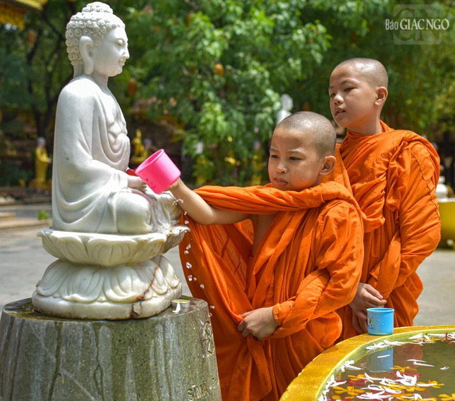 Các chú tiểu thực hiện nghi thức Tắm Phật