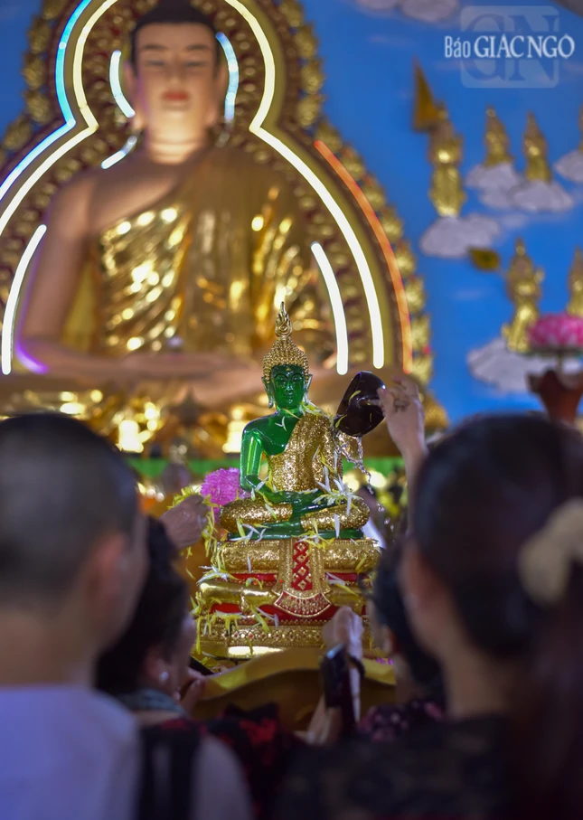 Nghi thức Tắm Phật là hoạt động quan trọng được người dân thực hiện trong ngày Songkran...