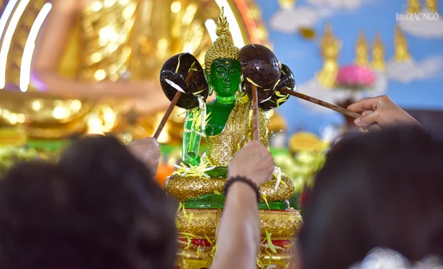 ... với mong muốn cầu nguyện bình an và xua đi những điều không may mắn trong năm cũ