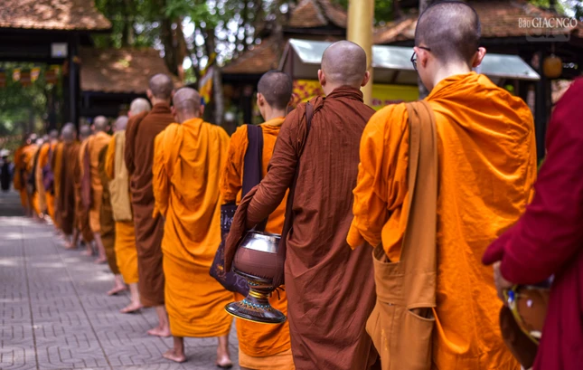 Trong suốt thời gian diễn ra lễ Songkran, người dân cũng thực hiện nghi thức cúng dường thực phẩm đến các nhà sư...