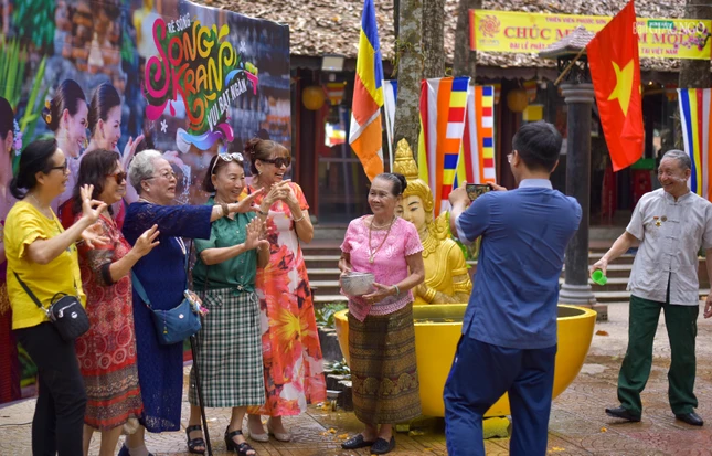 Người dân hòa mình vào không khí vui tươi trong ngày lễ Songkran tại thiền viện Phước Sơn