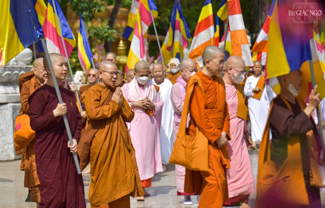 Đây là truyền thống của người con Phật cũng như thể hiện niềm tôn kính đối với Đức Thế Tôn