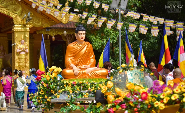 Đây là một nghi lễ mừng năm mới mang ý nghĩa may mắn của người dân Thái Lan và một số nước ở khu vực Đông Nam Á