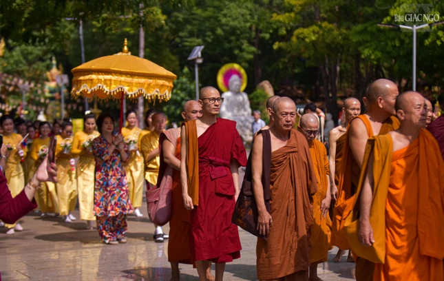 Chư Tăng, Phật tử thực hiện nghi lễ rước Phật trước khi bắt đầu buổi lễ