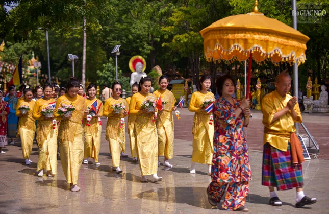 Các bạn trẻ trong trang phục truyền thống của Thái Lan thực hiện nghi thức rước Phật