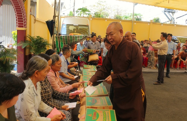 Hòa thượng Thích Huệ Công trao quà đến người dân