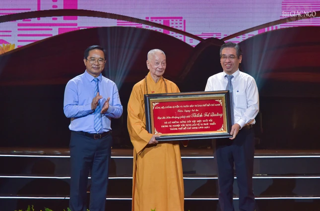 Phó Bí thư Thành ủy TP.HCM Nguyễn Phước Lộc và ông Nguyễn Văn Được, Chủ tịch UBND TP.HCM tặng Bảng vàng tri ân Đại lão Hòa thượng Thích Trí Quảng - Đức Pháp chủ GHPGVN đã có nhiều đóng góp nổi bật trong quá trình xây dựng, bảo vệ, phát triển Thành phố suốt 50 năm qua