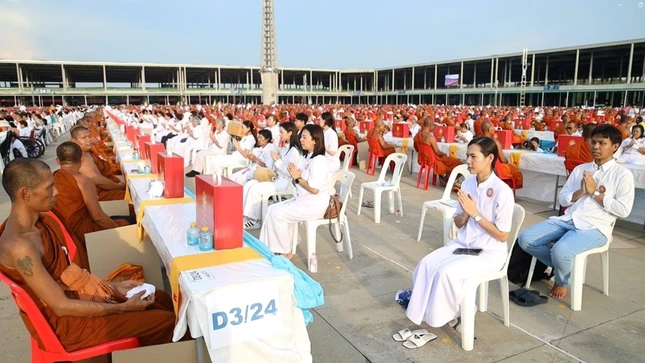 Phật tử dâng phẩm vật cúng dường chư Tăng