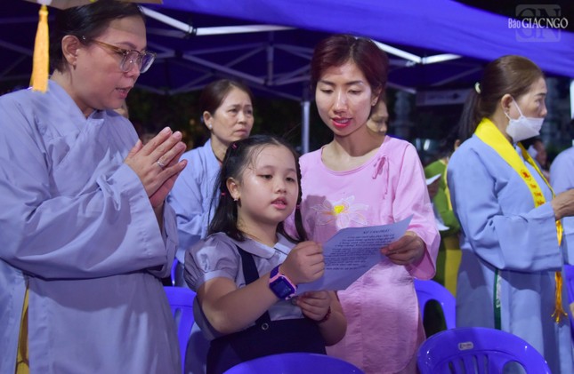 Các em nhỏ tụng sám Khánh đản Các em nhỏ tụng sám Khánh đản