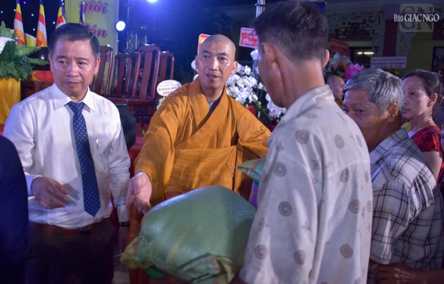 Tặng quà đến hộ dân có hoàn cảnh khó khăn