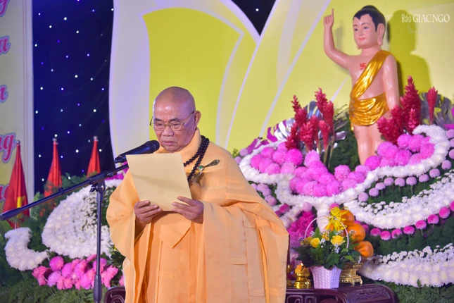 Trưởng lão Hòa thượng Thích Lãng Huỳnh tuyên đọc Thông điệp Phật đản của Đức Pháp chủ GHPGVN