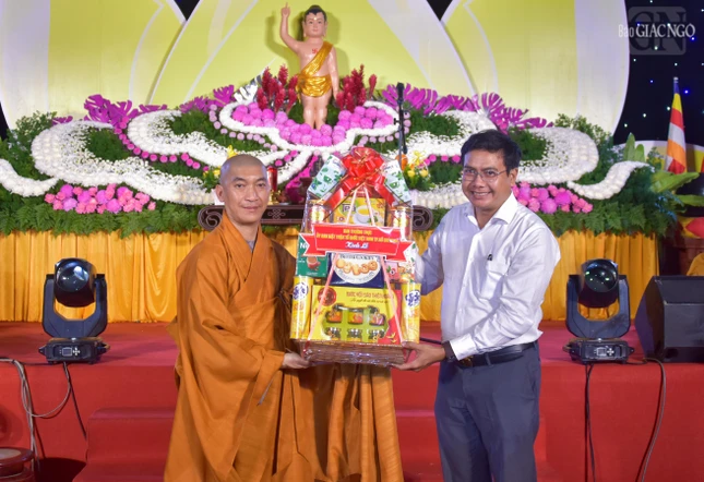 Đại diện Ủy ban MTTTQVN TP.HCM tặng quà