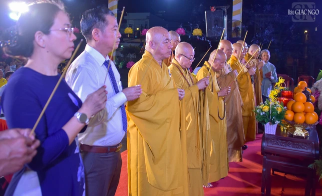 Chư tôn đức, đại biểu thực hiện nghi thức dâng hương