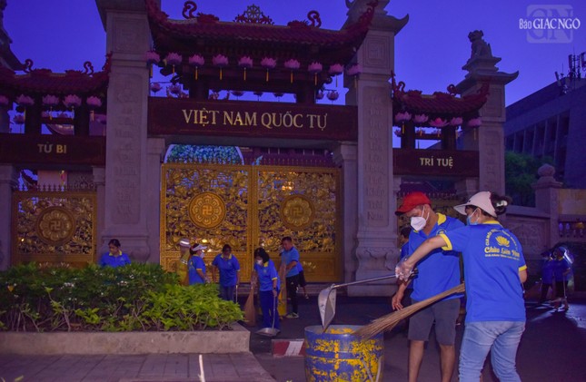 Thành viên Câu lạc bộ Hành Trình Xanh - chùa Liên Hoa dọn dẹp rác trước cổng Việt Nam Quốc Tự Thành viên Câu lạc bộ Hành Trình Xanh - chùa Liên Hoa dọn dẹp rác trước cổng Việt Nam Quốc Tự