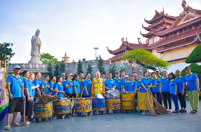 Câu lạc bộ Hành Trình Xanh chụp hình lưu niệm trong khuôn viên Việt Nam Quốc Tự trước khi ra về Câu lạc bộ Hành Trình Xanh chụp hình lưu niệm trong khuôn viên Việt Nam Quốc Tự trước khi ra về