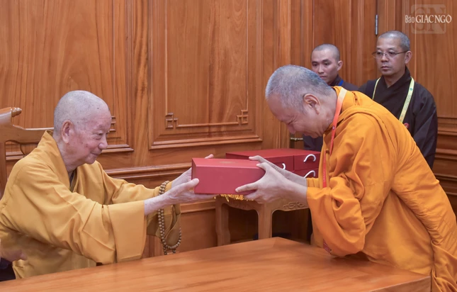 Đức Pháp chủ tặng quà đến các thành viên đoàn