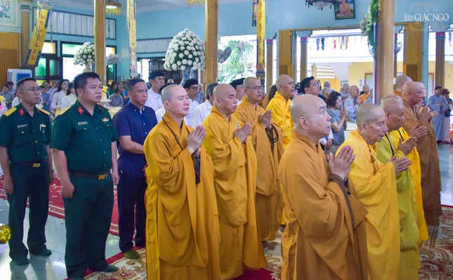 Chư tôn đức, đại diện chính quyền tụng thời sám Khánh đản