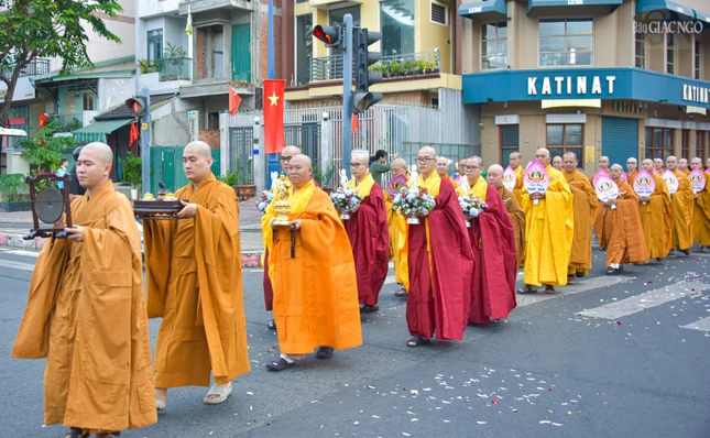 Đoàn rước tôn tượng Đức Phật đản sinh do Thượng tọa Thích Minh Bảo dẫn đầu