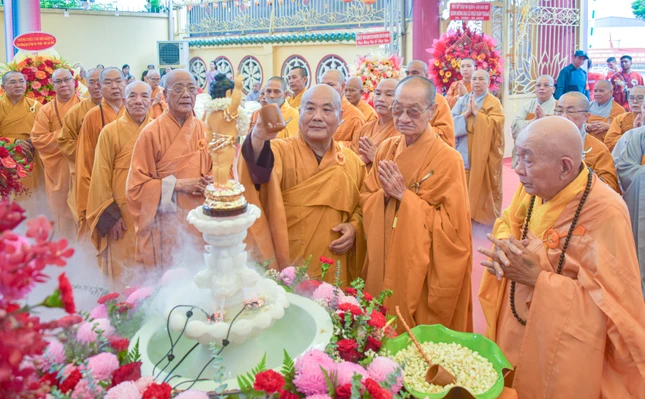 Thực hiện nghi thức Tắm Phật