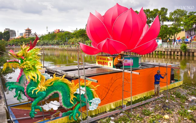 Thuyền hoa do Ban Trị sự Phật giáo Q.1 thiết trí đang neo đậu trước chùa Vạn Thọ