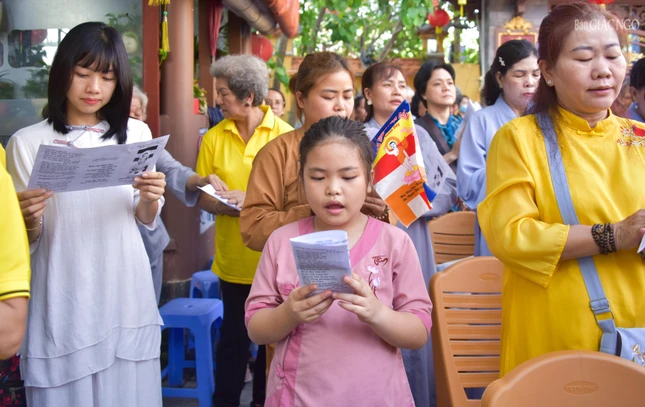 Phật tử tụng sám Khánh đản tại buổi lễ