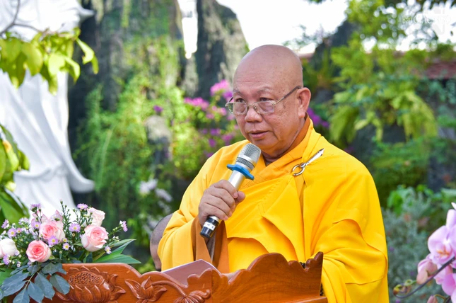 Thượng toạ Thích Thiện Từ đọc Diễn văn Phật đản của Trưởng lão Hòa thượng Chủ tịch Hội đồng Trị sự